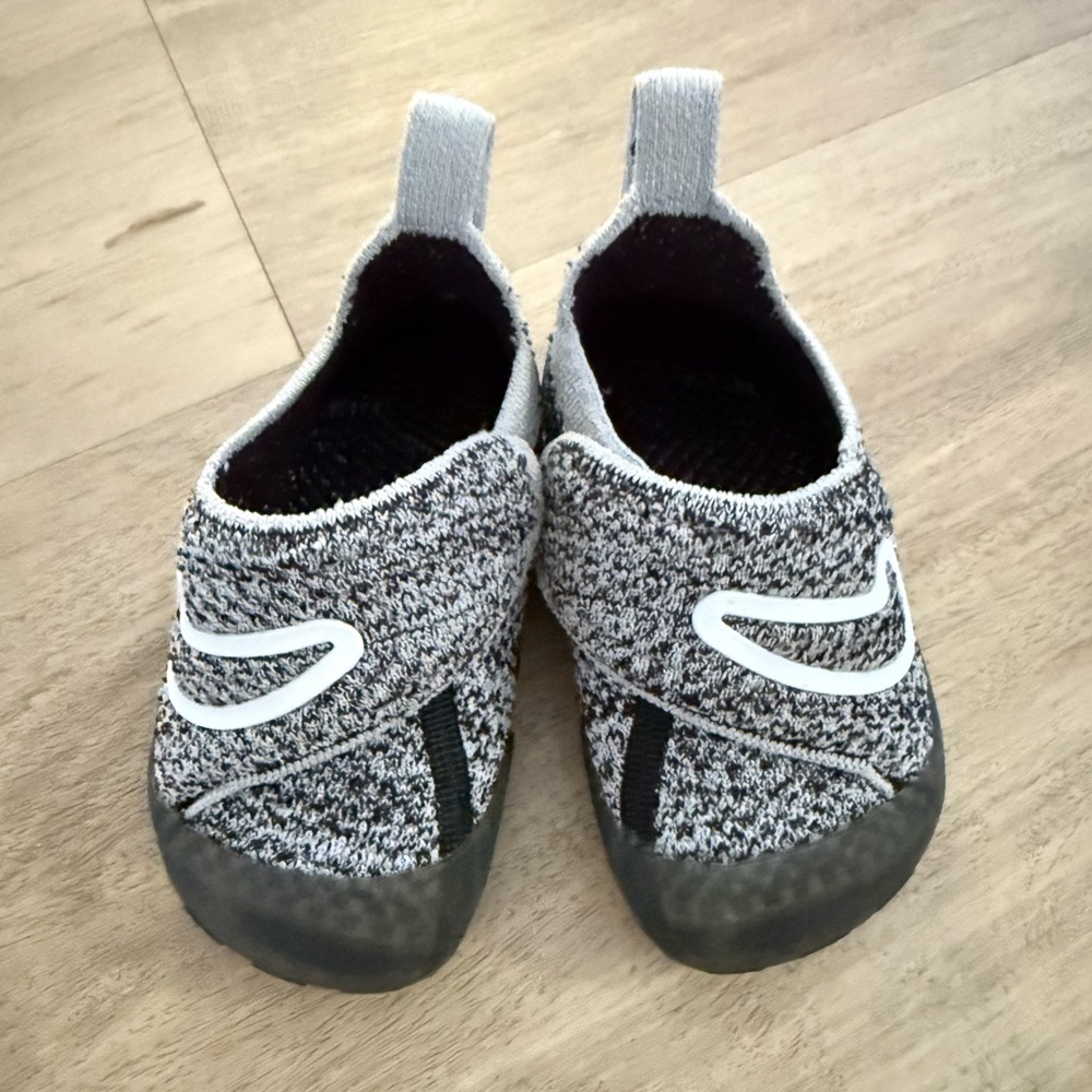Nike Swoosh 1 Black and Gray Baby Walker Shoes SIZE 4C